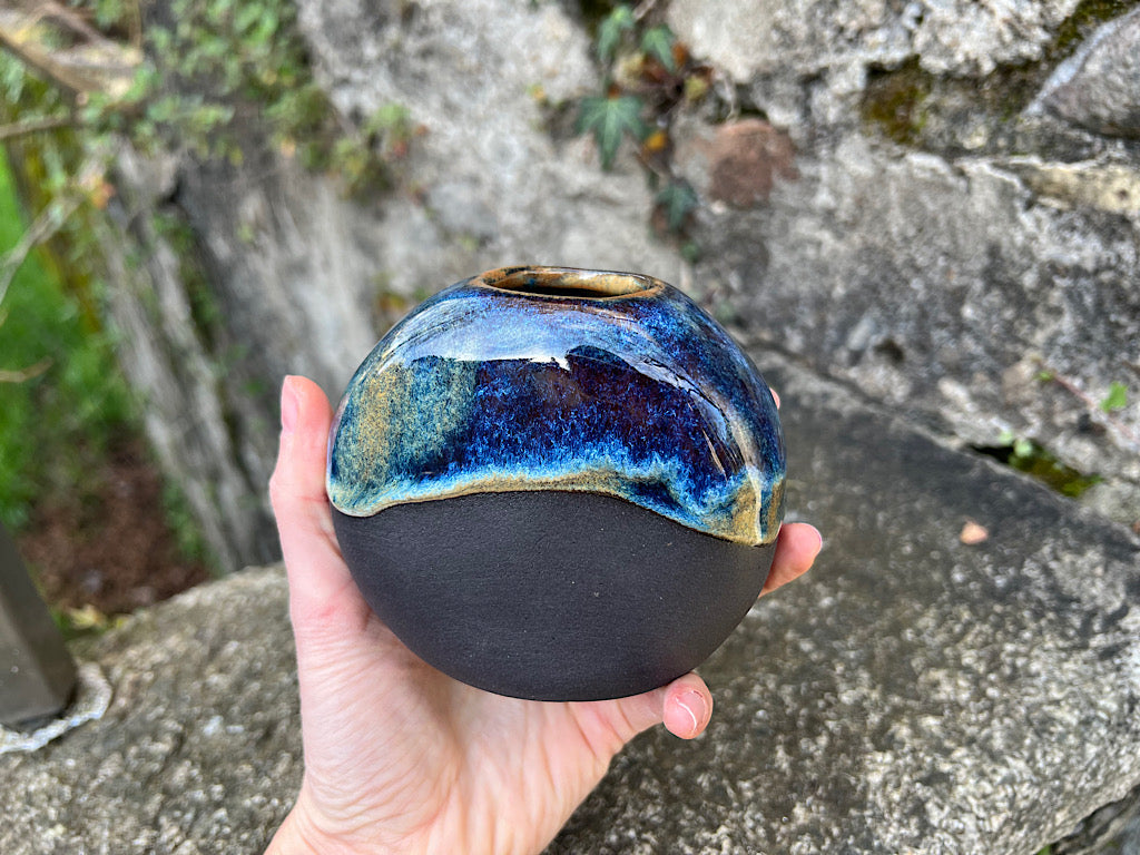 Handmade Ceramic Donut vase - round black stoneware - Opalescent dark