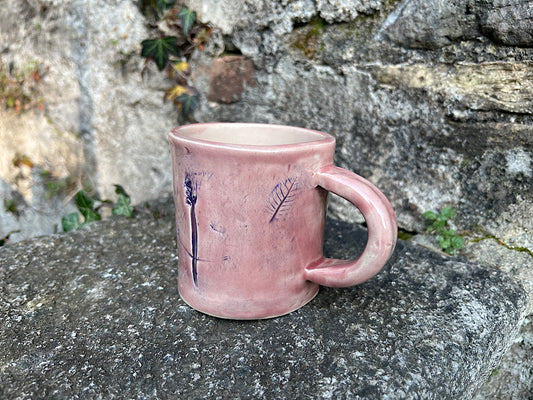 Handgemachter Keramikbecher in Kaffeefarbe, rosa