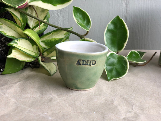 Tazzina da Caffè Espresso Artigianale Verde con scritti sul tema neurodiversità - ADHD, autismo - Ceramica Fatta a Mano 40 ml