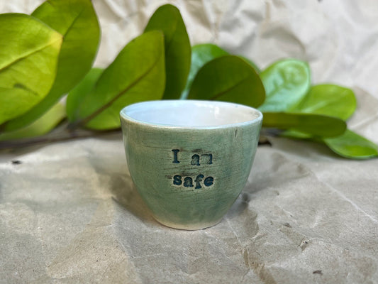 Tazzina da Caffè Espresso Artigianale Verde con scritta "I am safe" - Ceramica Fatta a Mano 40 ml