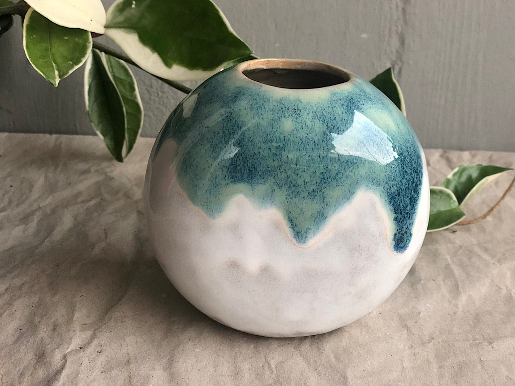 Donut vase, white