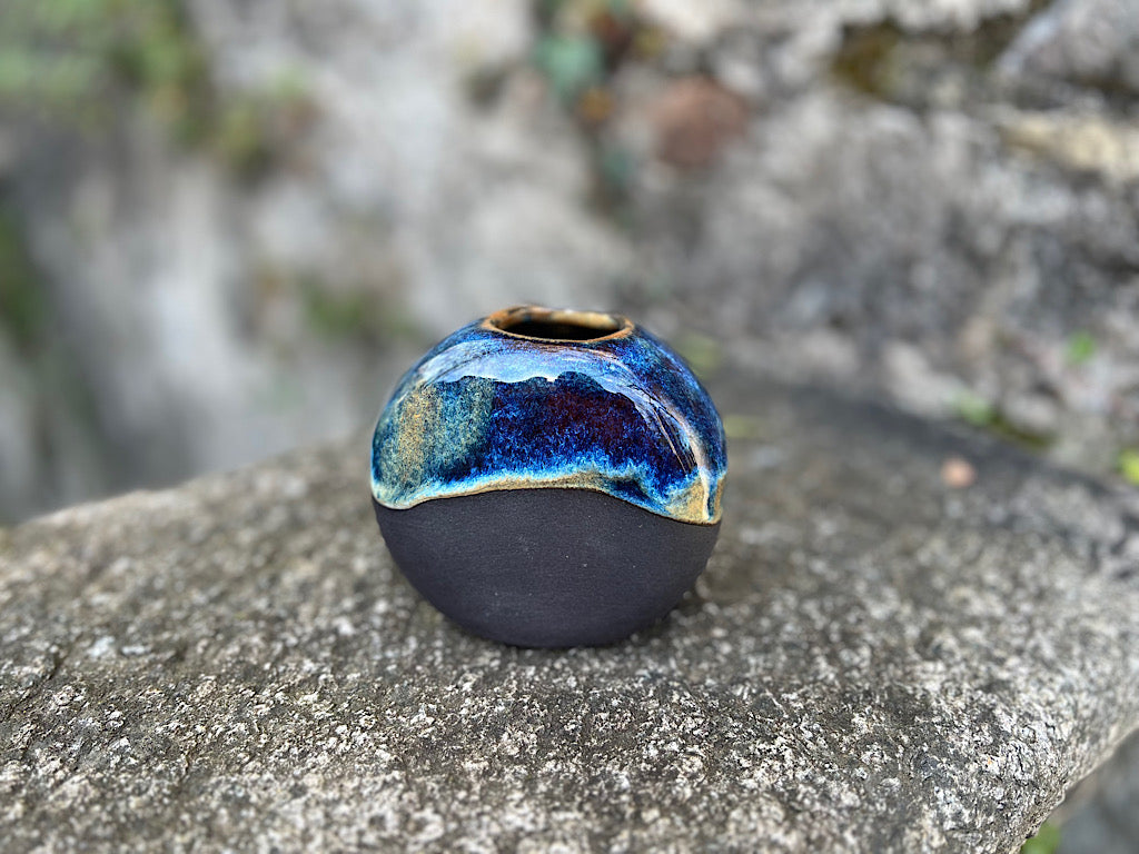 Handmade Ceramic Donut vase - round black stoneware - Opalescent dark