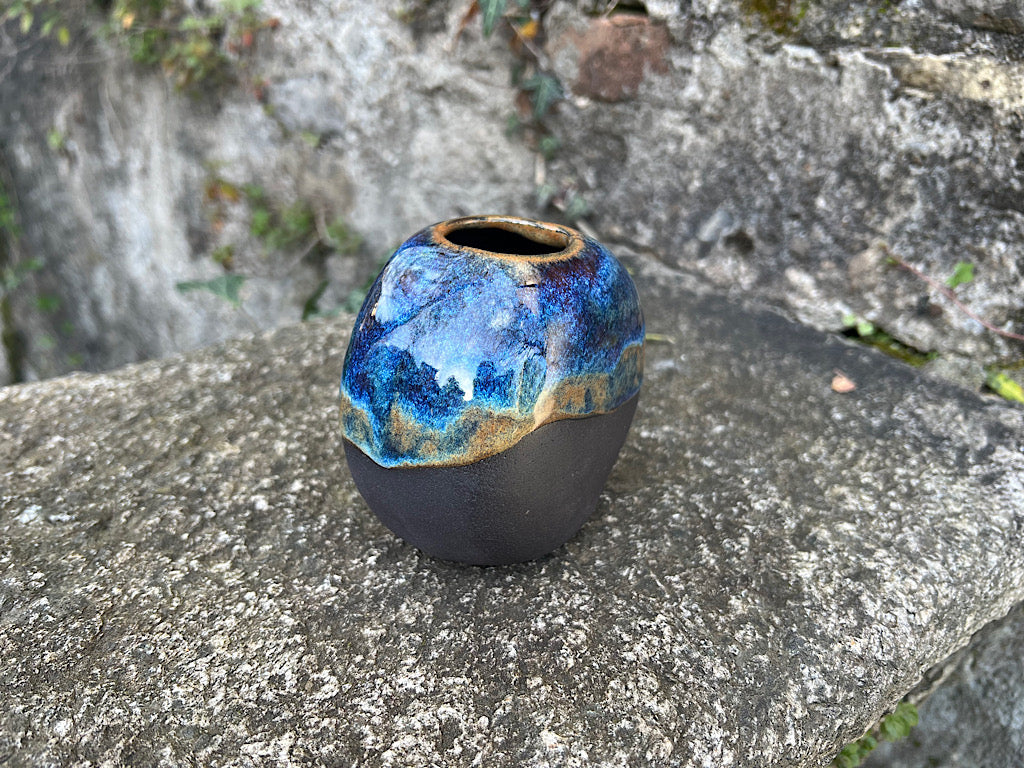 Handmade Ceramic Donut vase - round black stoneware - Opalescent dark
