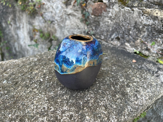 Handgemachte Donut-Vase aus Keramik – rundes schwarzes Steinzeug – Opaleszierend dunkel