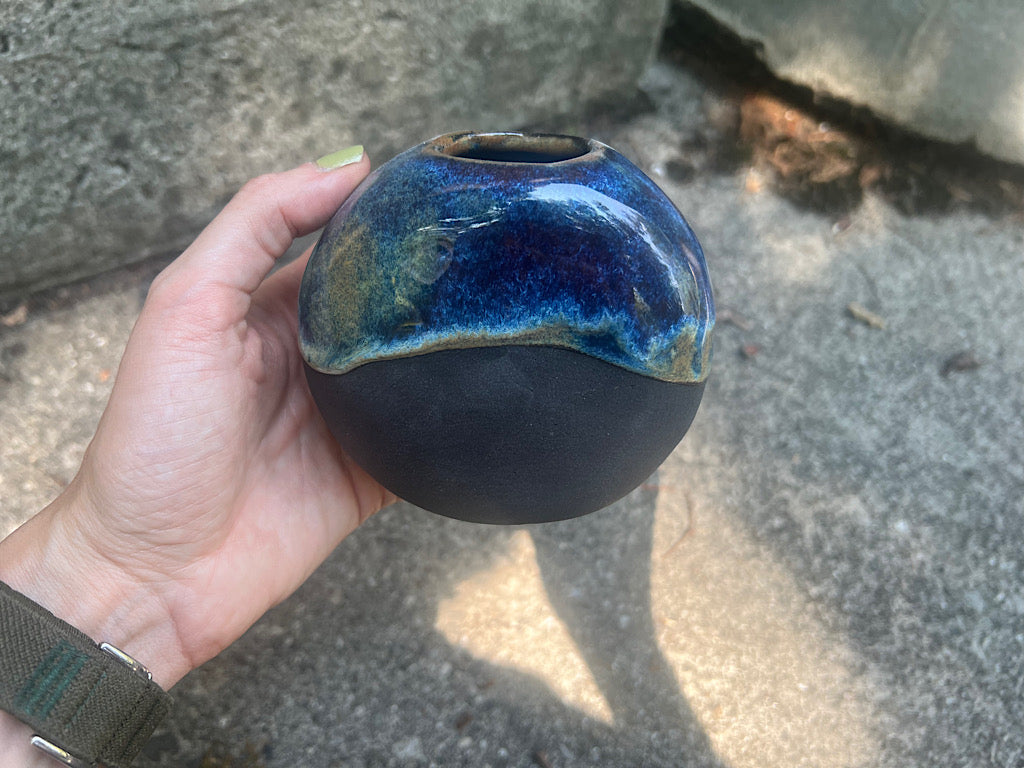Donut vase, Opalescent dark