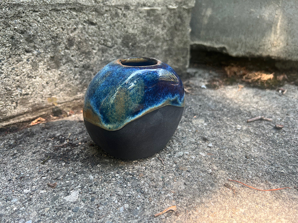 Donut vase, Opalescent dark