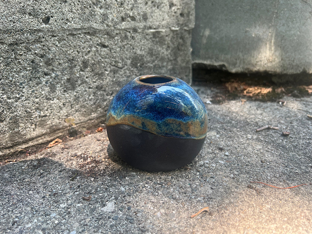 Donut vase, Opalescent dark