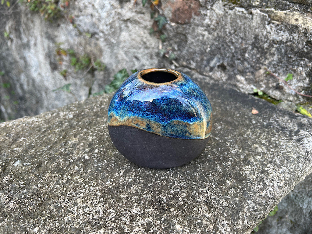 Handmade Ceramic Donut vase - round black stoneware - Opalescent dark