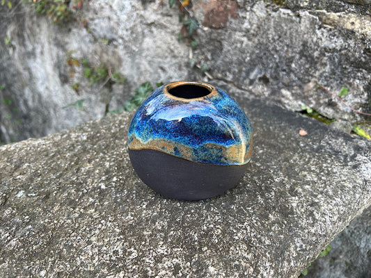 Handgemachte Donut-Vase aus Keramik – rundes schwarzes Steinzeug – Opaleszierend dunkel
