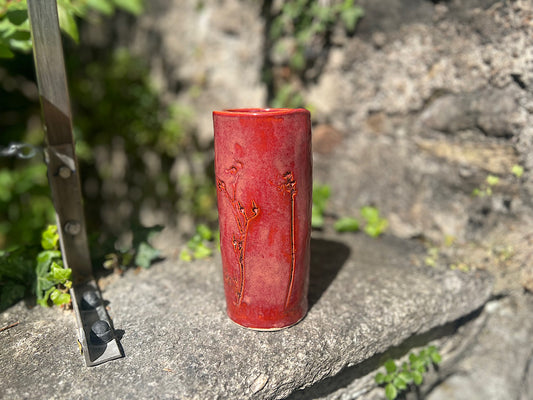 Handgemachte Keramikvase in roter Röhrenform mit botanischem Muster