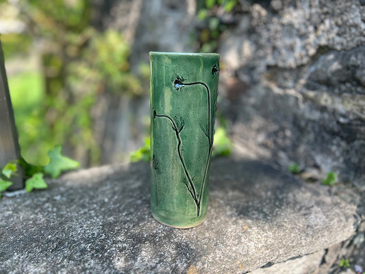 Handgemachte Keramikvase in grüner Röhrenform mit botanischem Muster