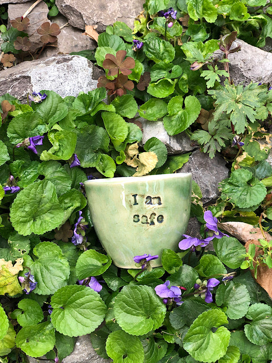 Tazzina da Caffè Espresso Artigianale Verde con scritta "I am safe" - Ceramica Fatta a Mano 40 ml