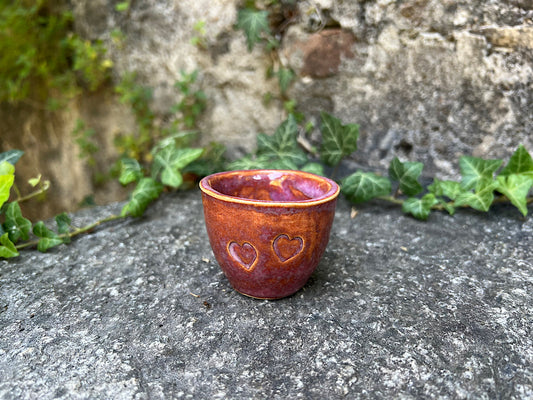 Handgemachte Espressotasse aus Keramik – Rosa Steinzeug, 40 ml – Herzmuster