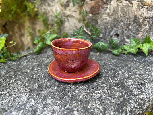 Handgemachte Espressotasse mit Untersetzer aus Keramik – Rosa Steinzeug, 40 ml – Herzmuster
