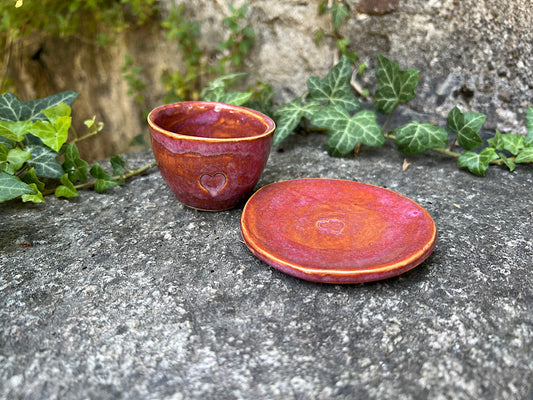 Handgemachte Espressotasse mit Untersetzer aus Keramik – Rosa Steinzeug, 40 ml – Herzmuster