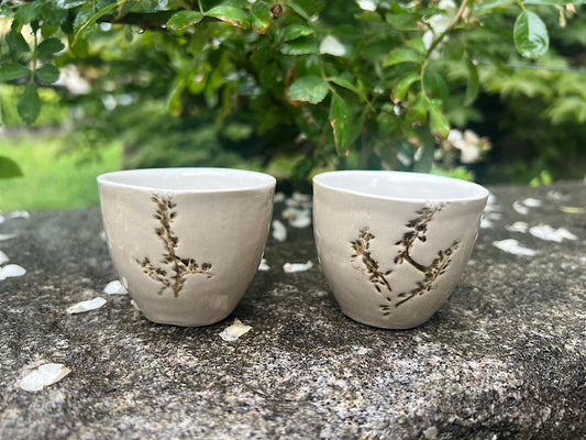 Handgemachte Keramikvase in Espresso-Optik Tassen-Set, 2 x 40 ml – Grünes Steinzeug – Botanisches Muster