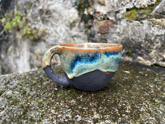 Handgemachte Keramiktasse in Cappuccino-Optik, schwarzes Steinzeug, 250 ml - Opaleszierend dunkel