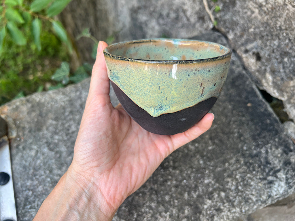 Tazza da Matcha Artigianale Nera – Ceramica Fatta a Mano 200 ml – Collezione Aurora