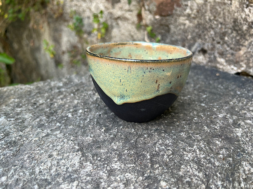 Tazza da Matcha Artigianale Nera – Ceramica Fatta a Mano 200 ml – Collezione Aurora