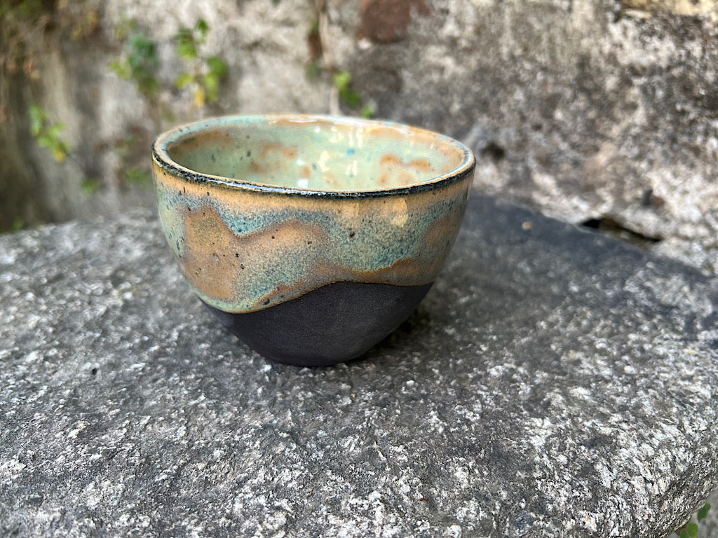 Tazza da Matcha Artigianale Nera – Ceramica Fatta a Mano 200 ml – Collezione Aurora