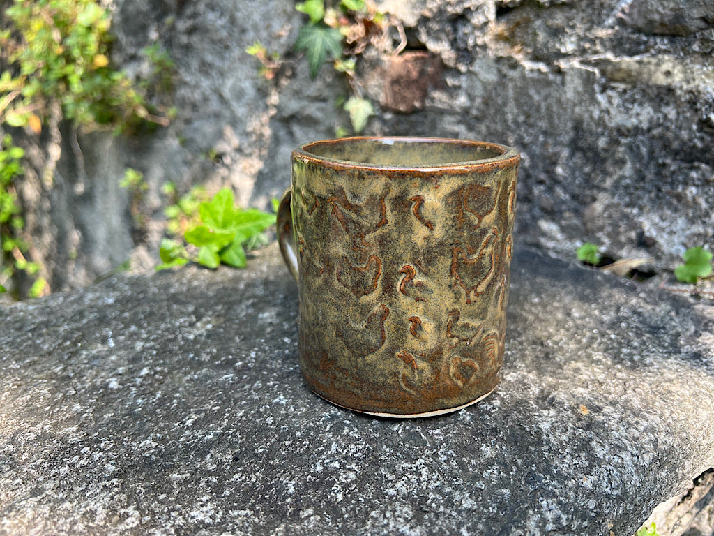 Tazza da Tè Artigianale Bronzo con Galline - Ceramica Fatta a Mano 300 ml 