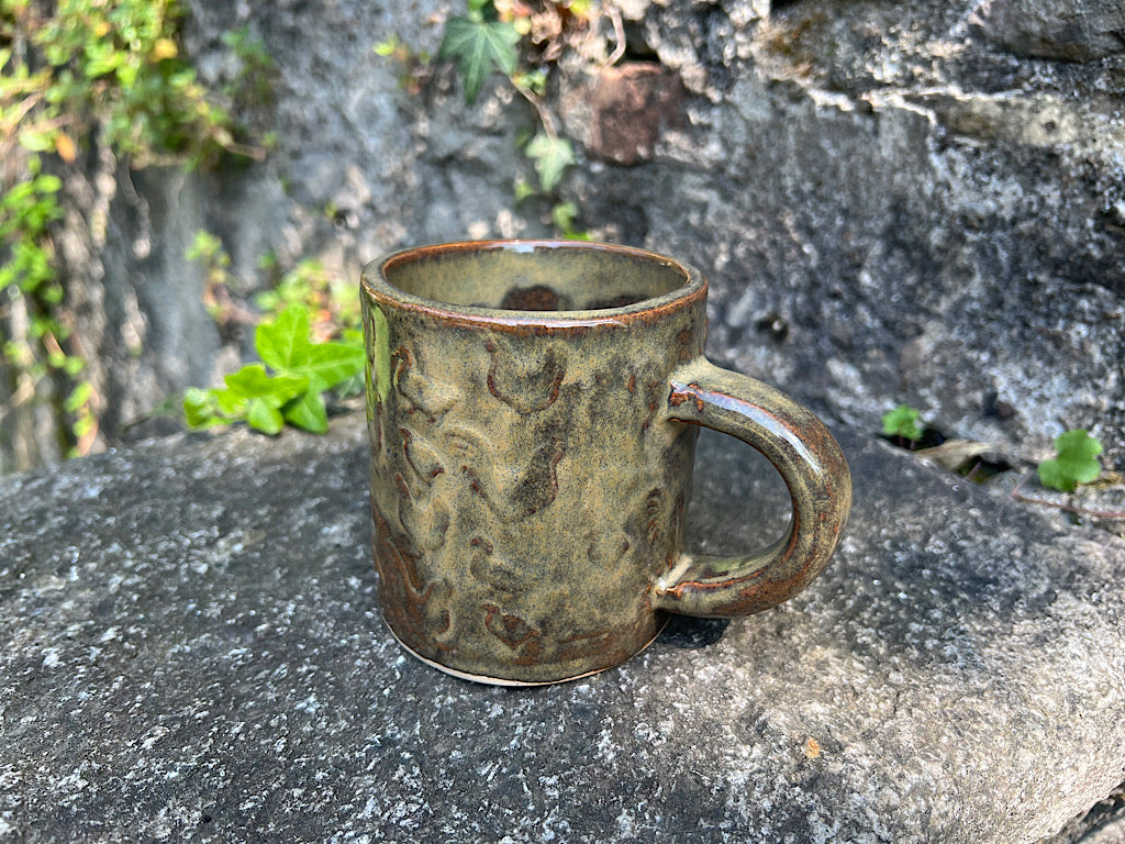 Tazza da Tè Artigianale Bronzo con Galline - Ceramica Fatta a Mano 300 ml 