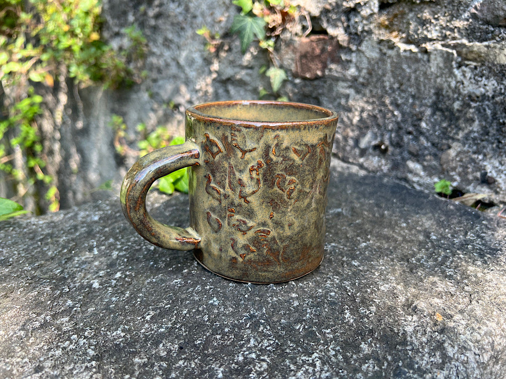Tazza da Tè Artigianale Bronzo con Galline - Ceramica Fatta a Mano 300 ml 