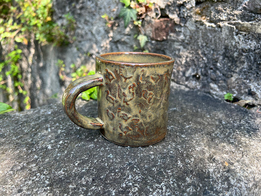 Tazza da Tè Artigianale Bronzo con Galline - Ceramica Fatta a Mano 300 ml 
