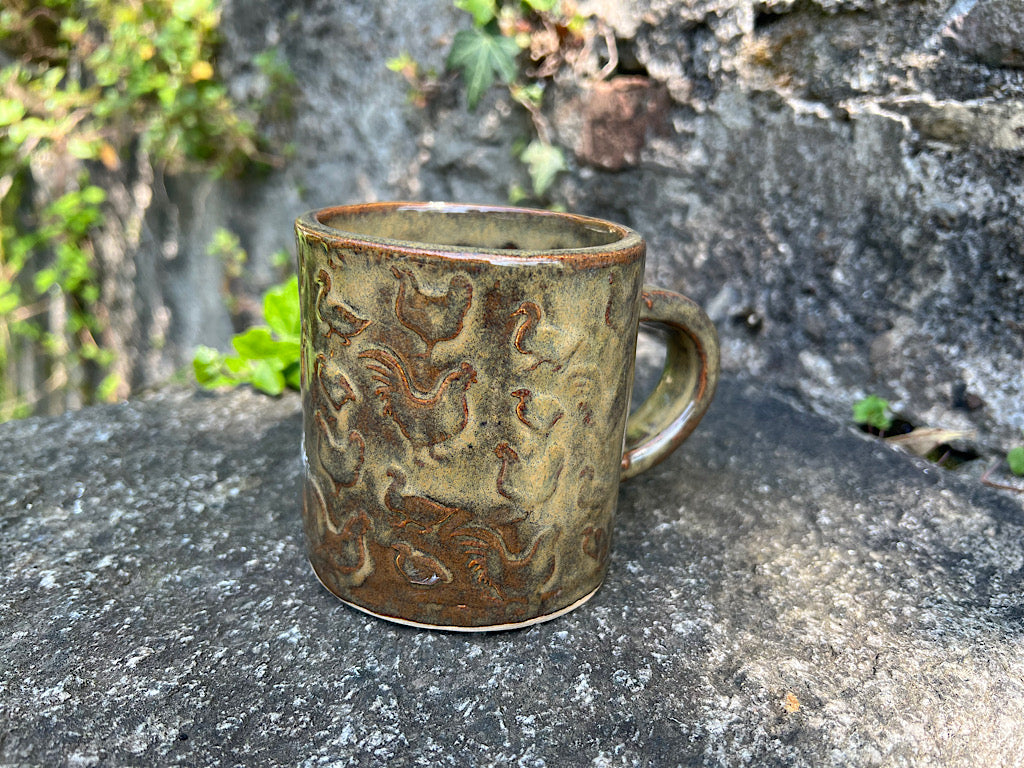 Tazza da Tè Artigianale Bronzo con Galline - Ceramica Fatta a Mano 300 ml 