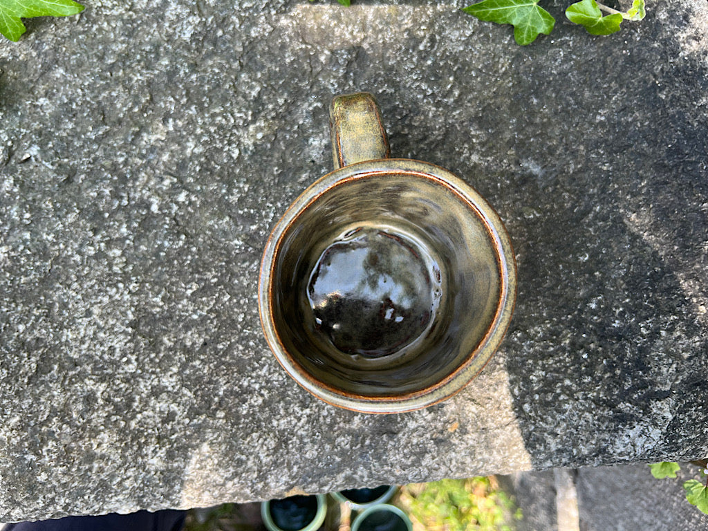Tazza da Tè Artigianale Bronzo con Galline - Ceramica Fatta a Mano 300 ml 