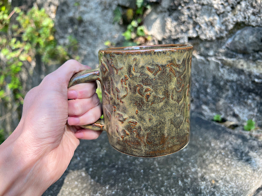Tazza da Tè Artigianale Bronzo con Galline - Ceramica Fatta a Mano 300 ml 