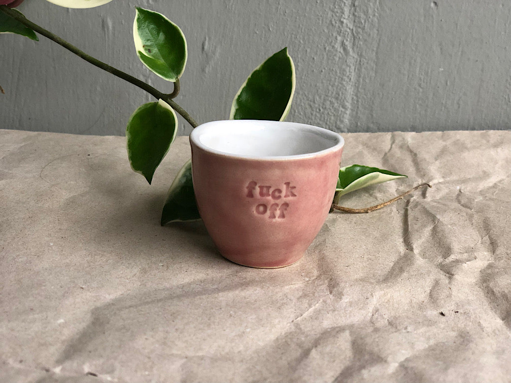 Handgemachte Espressotasse aus Keramik – grünes Steinzeug, 40 ml – mit der Aufschrift „fuck off“.