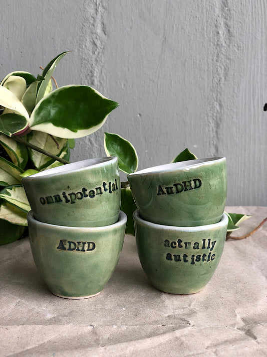 Tazzina da Caffè Espresso Artigianale Verde con scritti sul tema neurodiversità - ADHD, autismo - Ceramica Fatta a Mano 40 ml