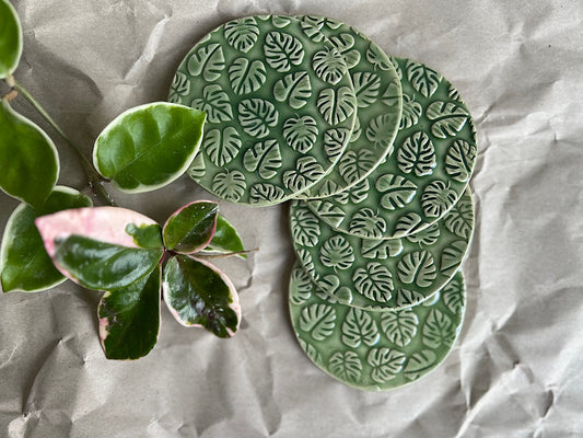 Handgemachte Untersetzer aus Keramik – Steinzeug – Monstera-Blätter