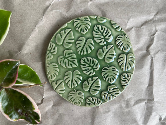 Handgemachte Untersetzer aus Keramik – Steinzeug – Monstera-Blätter