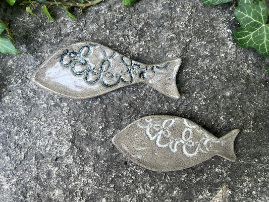 Handgemachtes Tablett in Fischform aus Keramik