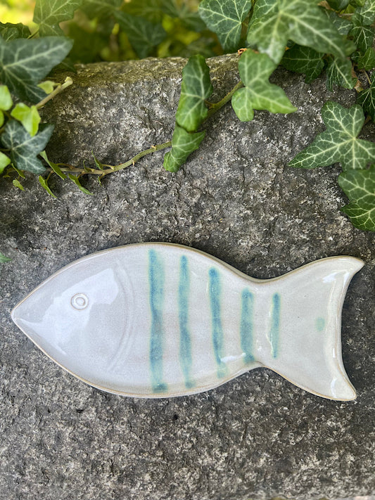 Handgemachtes Tablett in Fischform aus Keramik