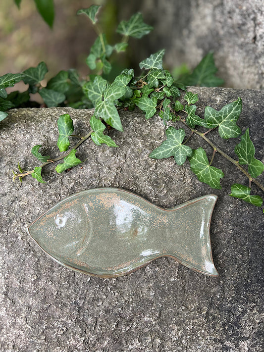 Handgemachtes Tablett in Fischform aus Keramik – Flechtenmuster