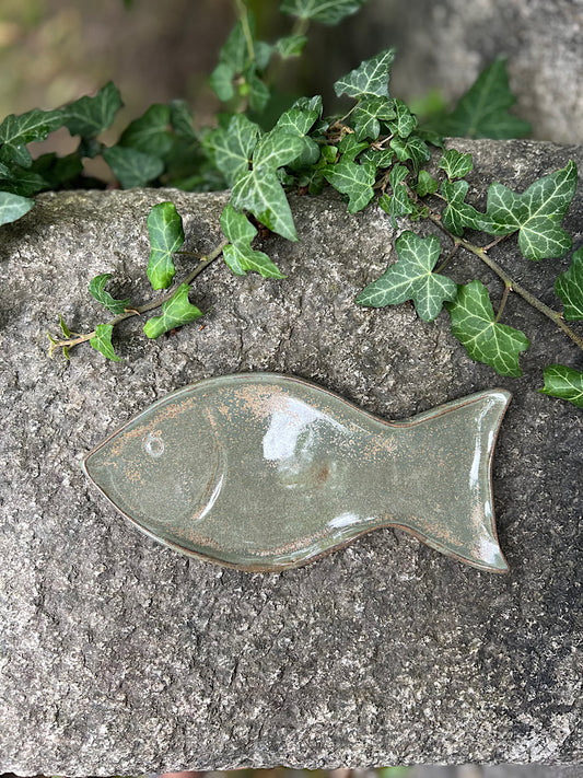 Handgemachtes Tablett in Fischform aus Keramik – Flechtenmuster