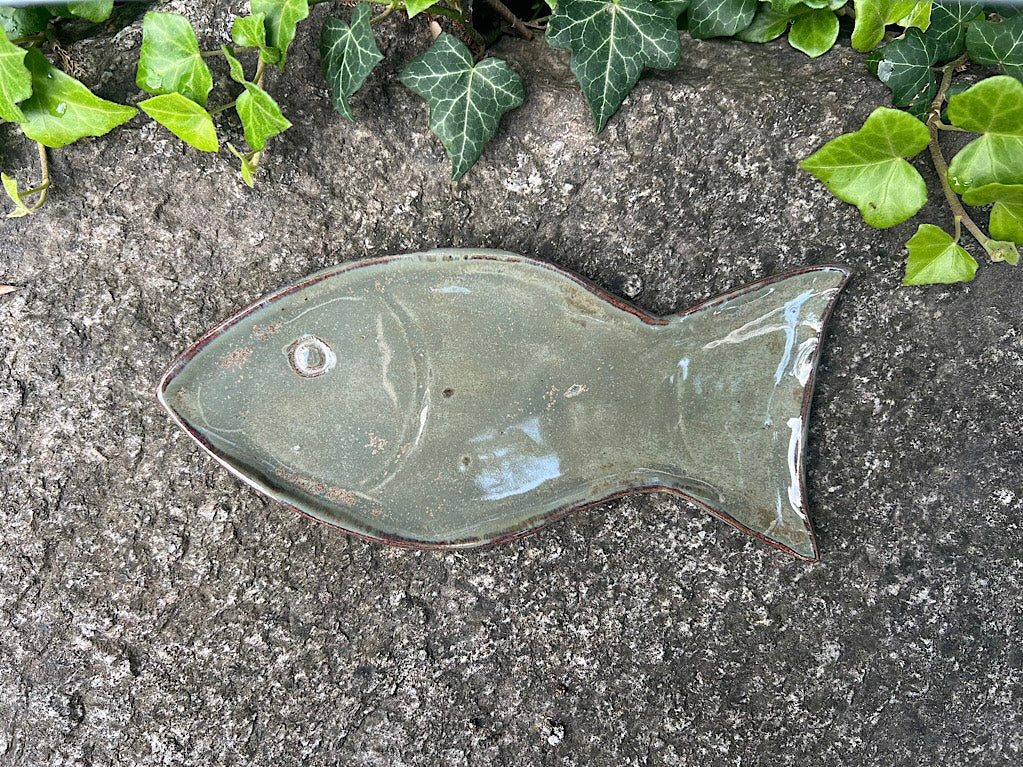 Handgemachtes Tablett in Fischform aus Keramik – Flechtenmuster